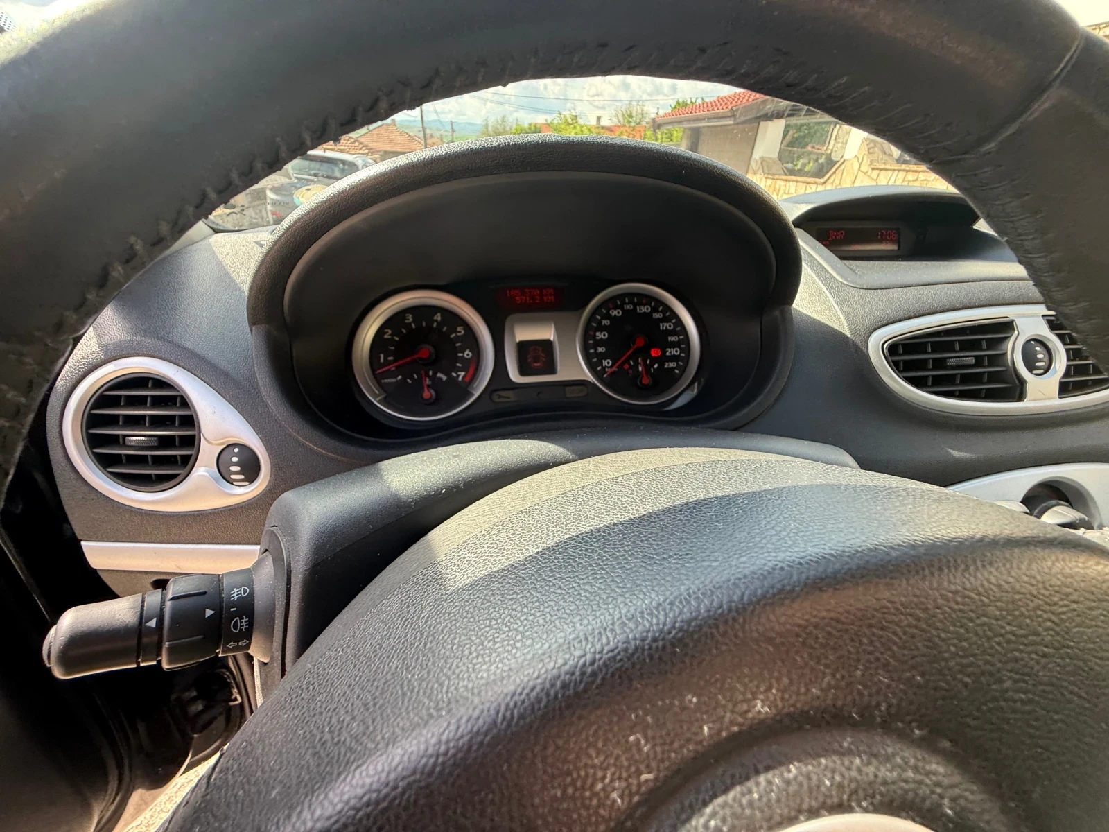 Renault Clio 1.4i 75k.c., снимка 9 - Автомобили и джипове - 54774177