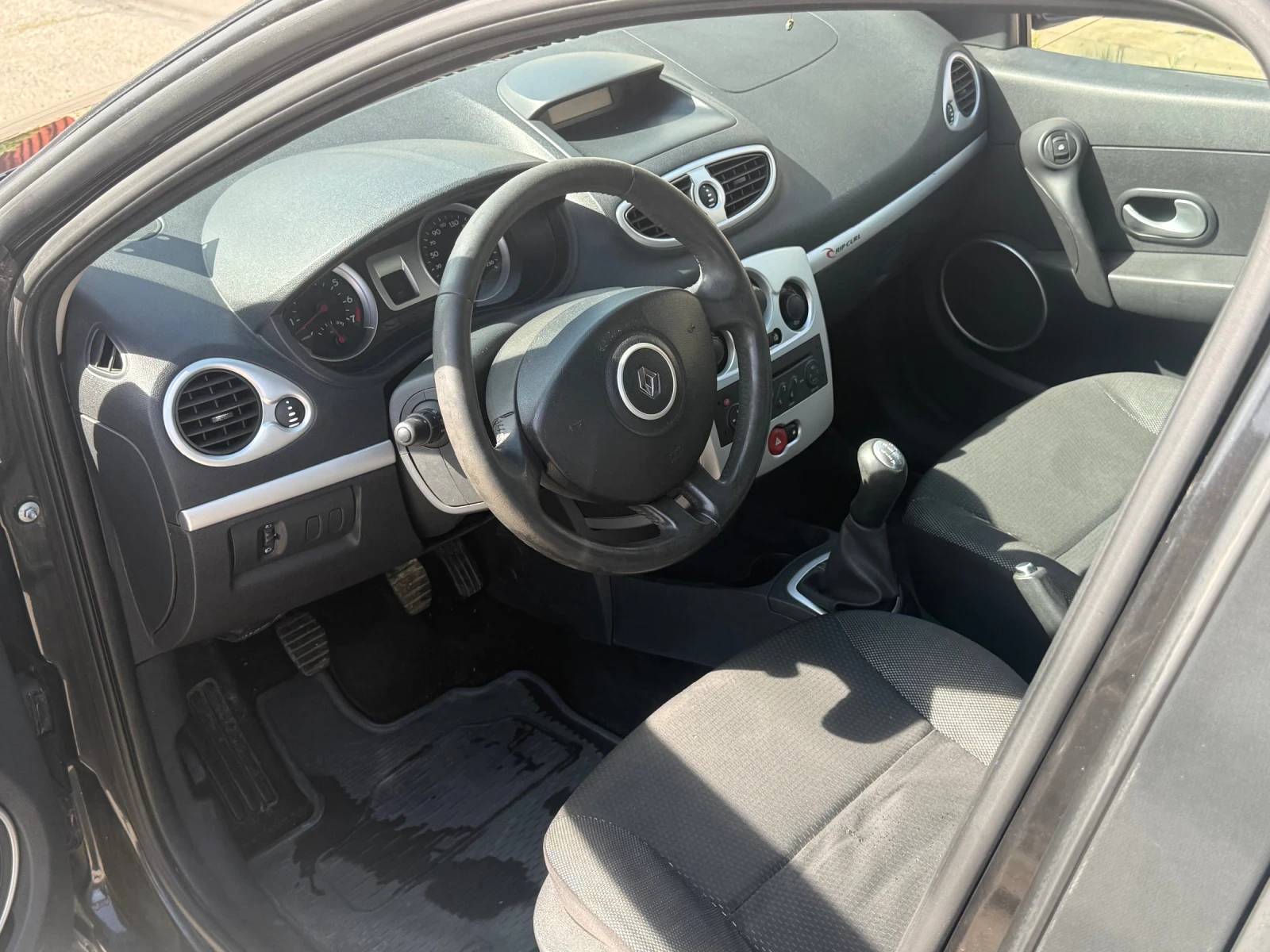Renault Clio 1.4i 75k.c., снимка 7 - Автомобили и джипове - 54774177