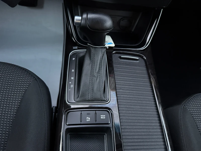 Kia Sorento 2.2D 4x4!Пълна сервизна история!ПРОЧЕТИ ОПИСАНИЕO, снимка 9 - Автомобили и джипове - 51711622