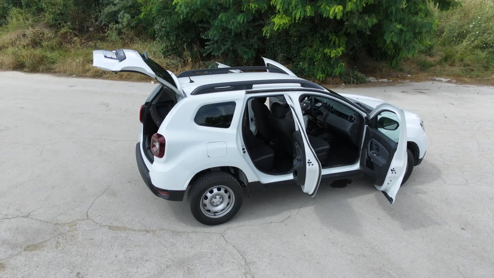 Dacia Duster 1.6 Бензин, снимка 13 - Автомобили и джипове - 55224450