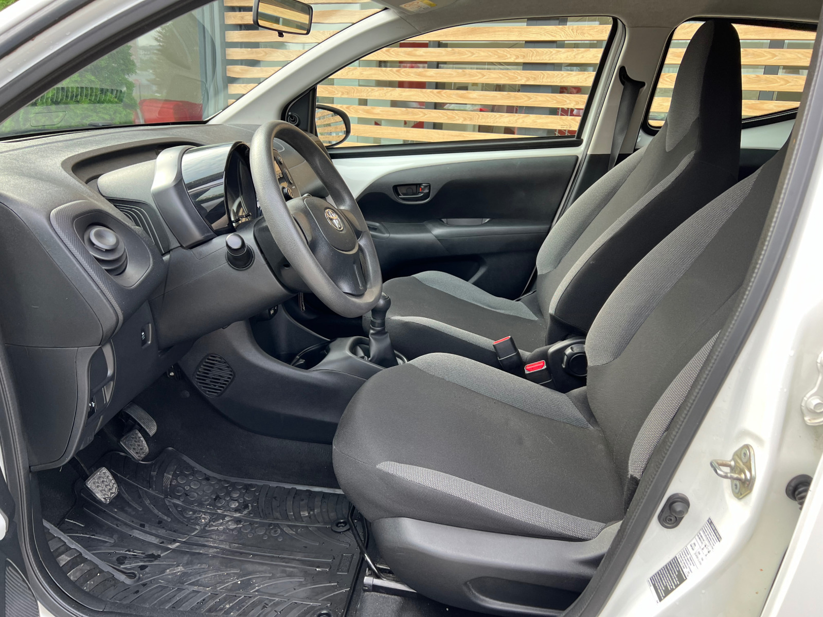 Toyota Aygo 1.0 MT - изображение 8