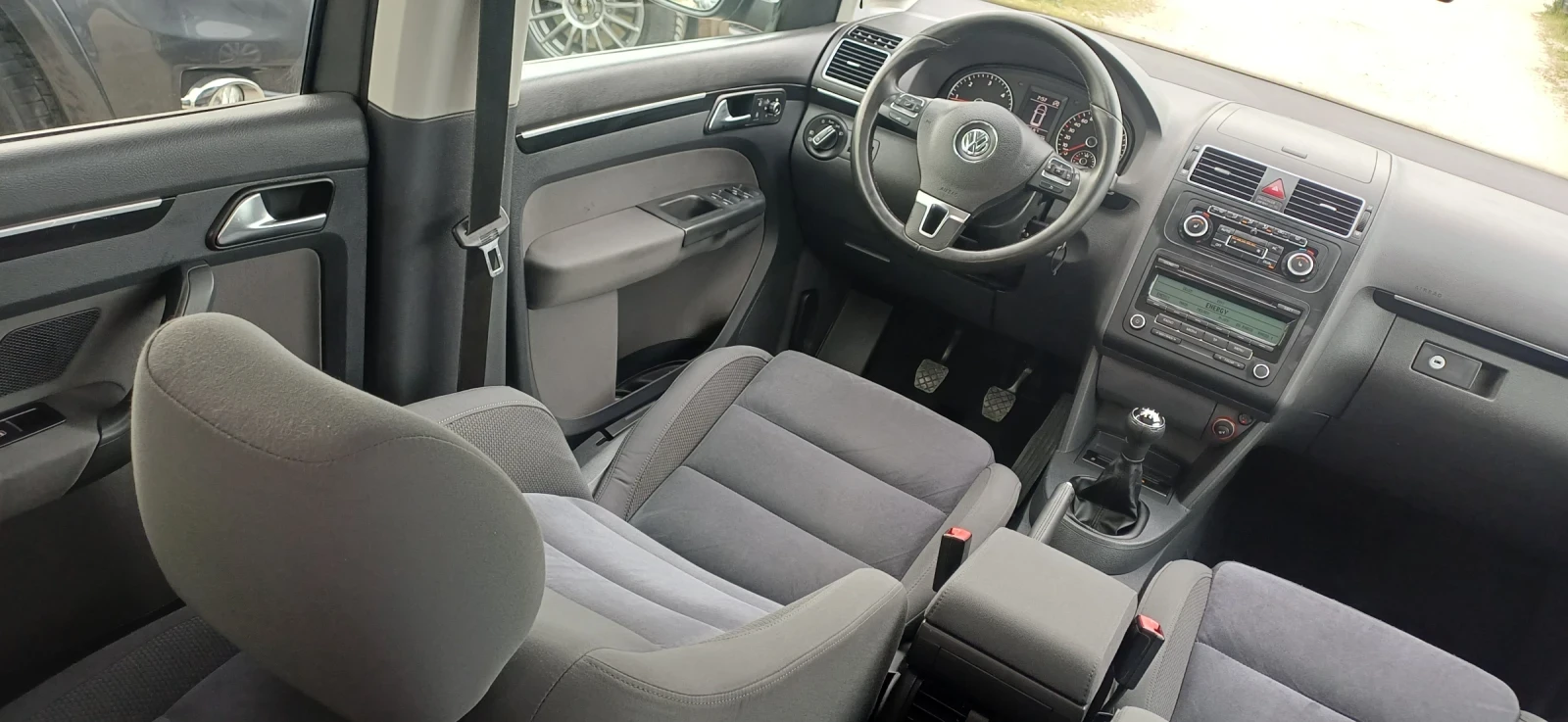 VW Touran 2.0 TDI, снимка 9 - Автомобили и джипове - 54314337