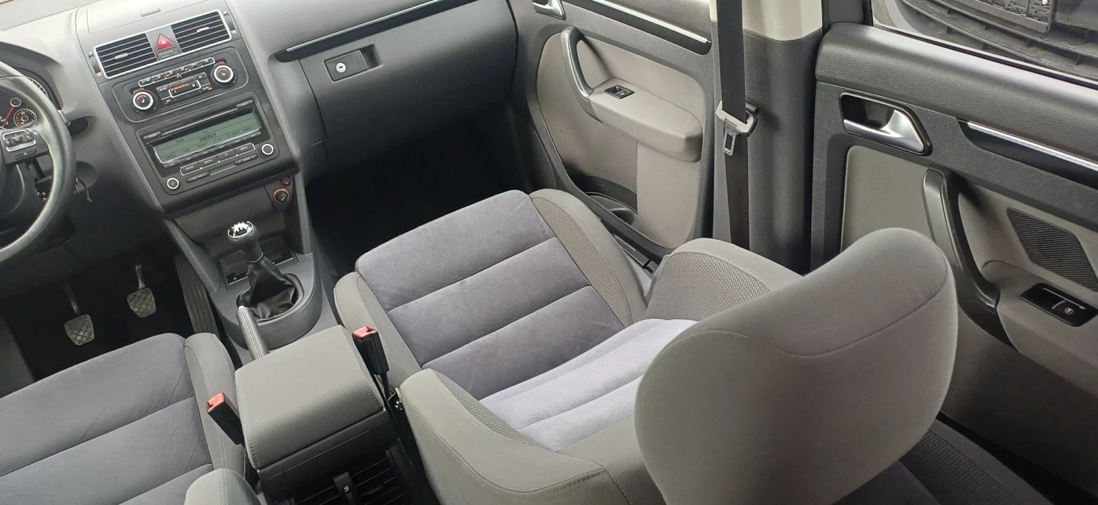 VW Touran 2.0 TDI, снимка 11 - Автомобили и джипове - 54314337
