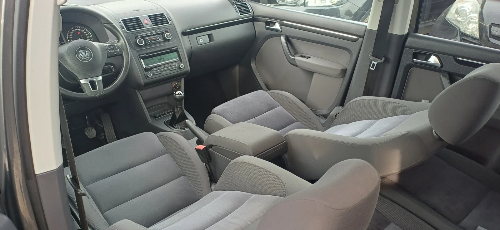 VW Touran 2.0 TDI, снимка 8 - Автомобили и джипове - 54314337