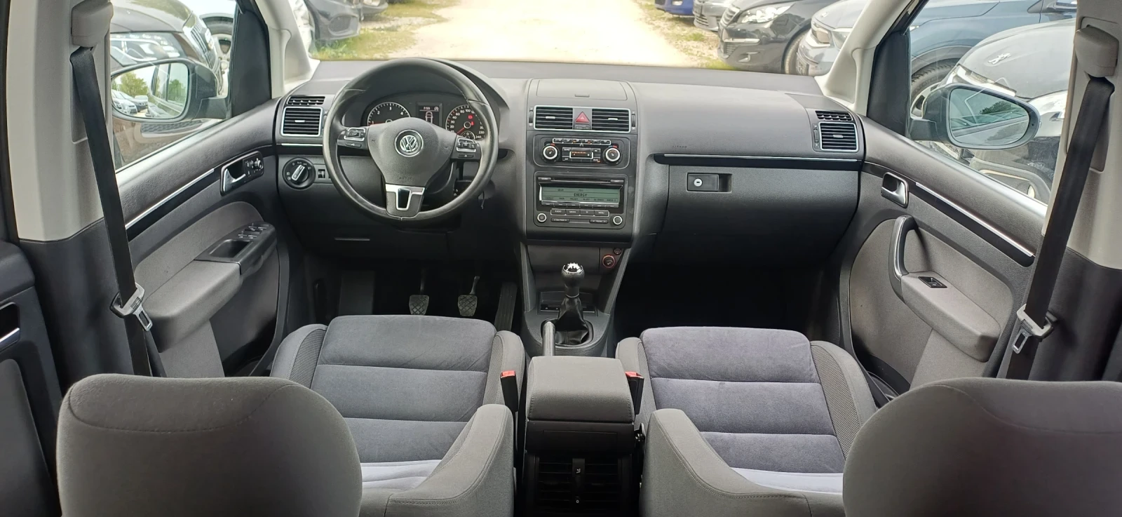 VW Touran 2.0 TDI, снимка 10 - Автомобили и джипове - 54314337