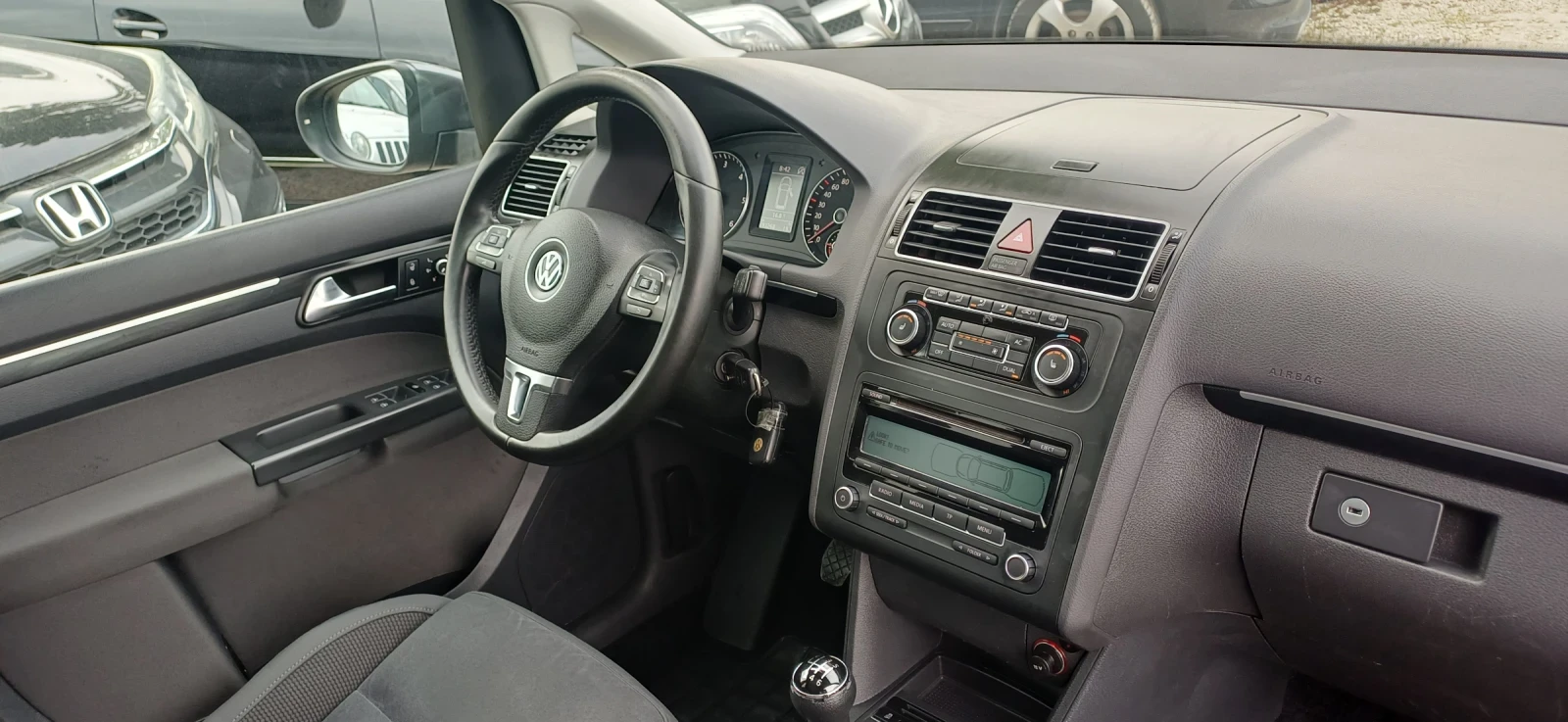 VW Touran 2.0 TDI, снимка 7 - Автомобили и джипове - 54314337