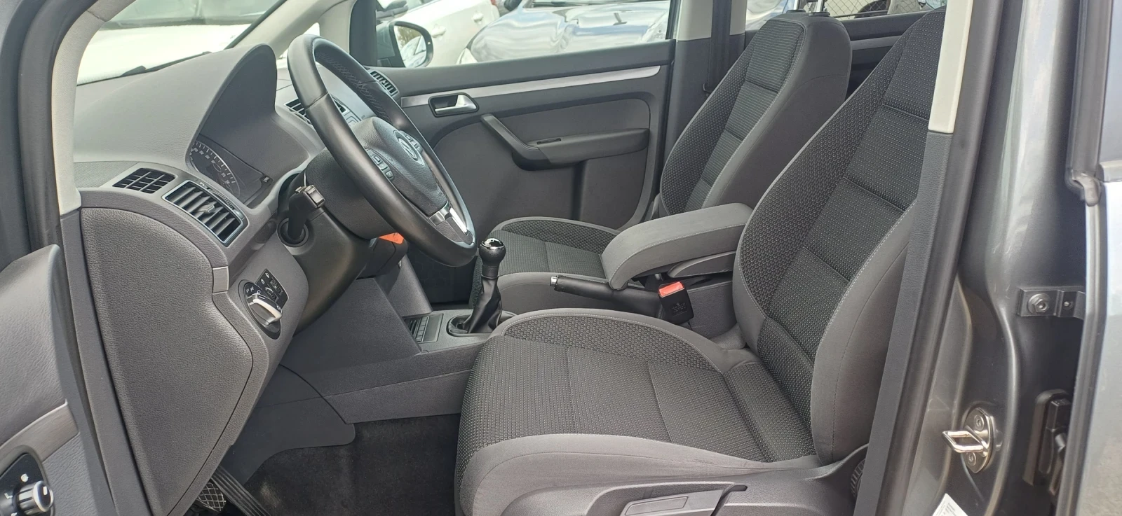 VW Touran 2.0 TDI, снимка 7 - Автомобили и джипове - 54314337