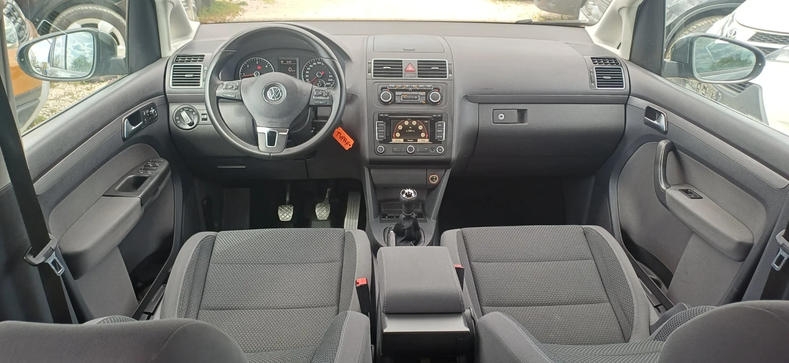 VW Touran 2.0 TDI, снимка 9 - Автомобили и джипове - 54314337