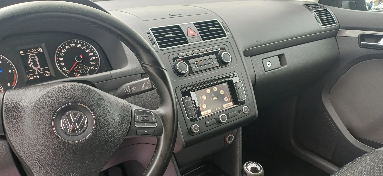 VW Touran 2.0 TDI, снимка 12 - Автомобили и джипове - 54314337