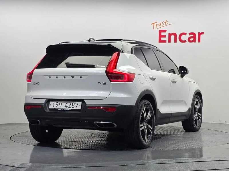 Volvo XC40 * T4* R-Design* 2Ключа* ЦенадоБГ* , снимка 2 - Автомобили и джипове - 55584004