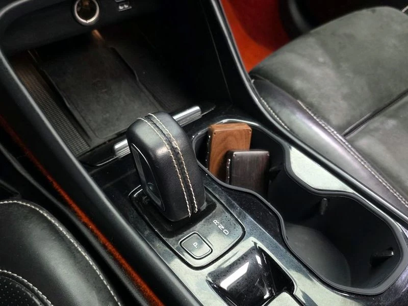 Volvo XC40 * T4* R-Design* 2Ключа* ЦенадоБГ* , снимка 8 - Автомобили и джипове - 55584004