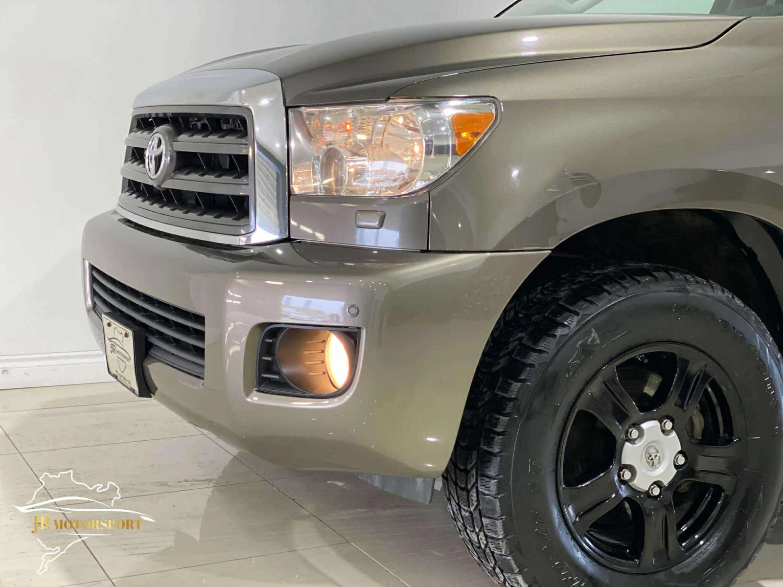 Toyota Sequoia SR5 4x4 - изображение 4