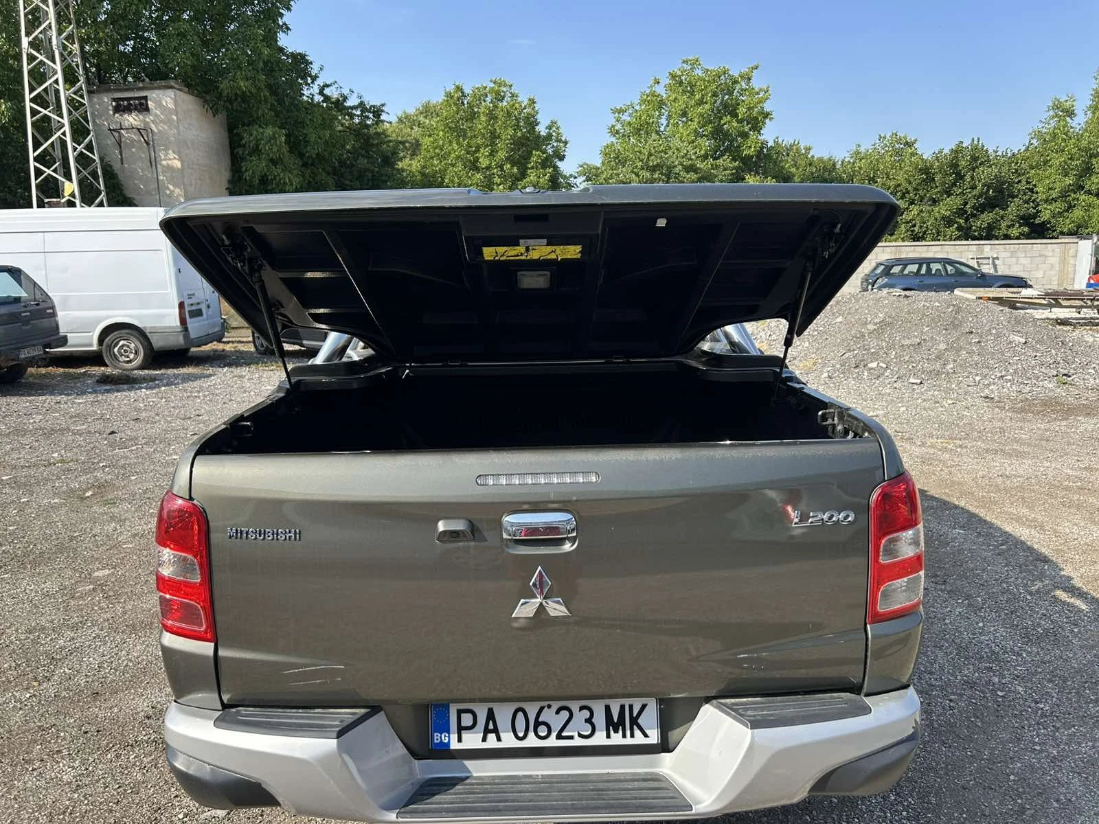 Mitsubishi L200 2.4 РЕГИСТРИРАН, снимка 9 - Автомобили и джипове - 55600983