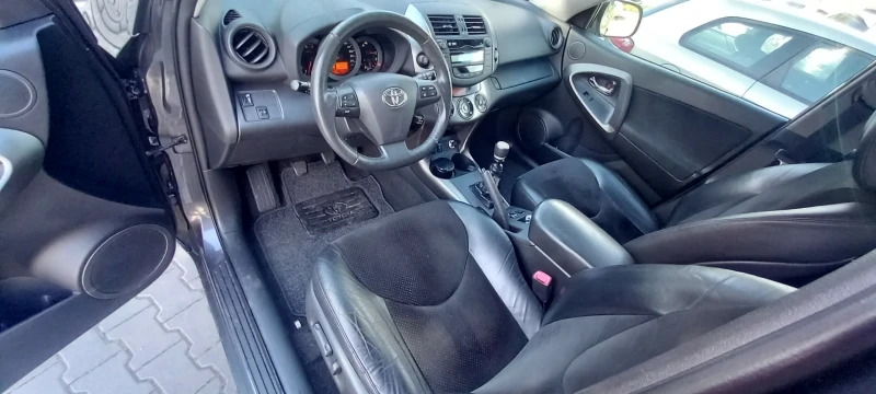 Toyota Rav4 4Х4 FULL LUXURY СЕРВИЗ КНИЖК ИЗКЛЮЧИТЕЛА РЕАЛНИ КМ, снимка 8 - Автомобили и джипове - 17234440
