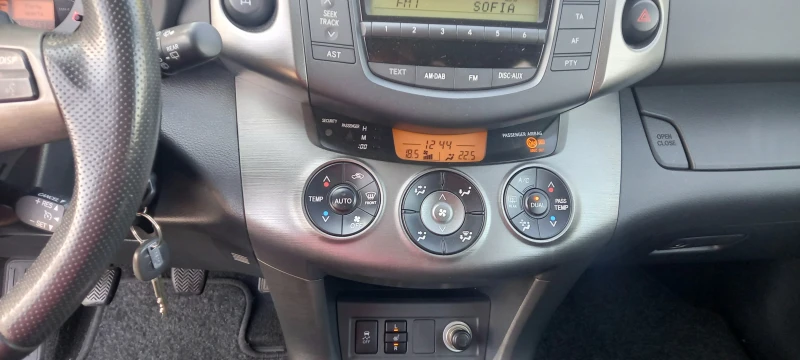 Toyota Rav4 4Х4 FULL LUXURY СЕРВИЗ КНИЖК ИЗКЛЮЧИТЕЛА РЕАЛНИ КМ, снимка 13 - Автомобили и джипове - 17234440