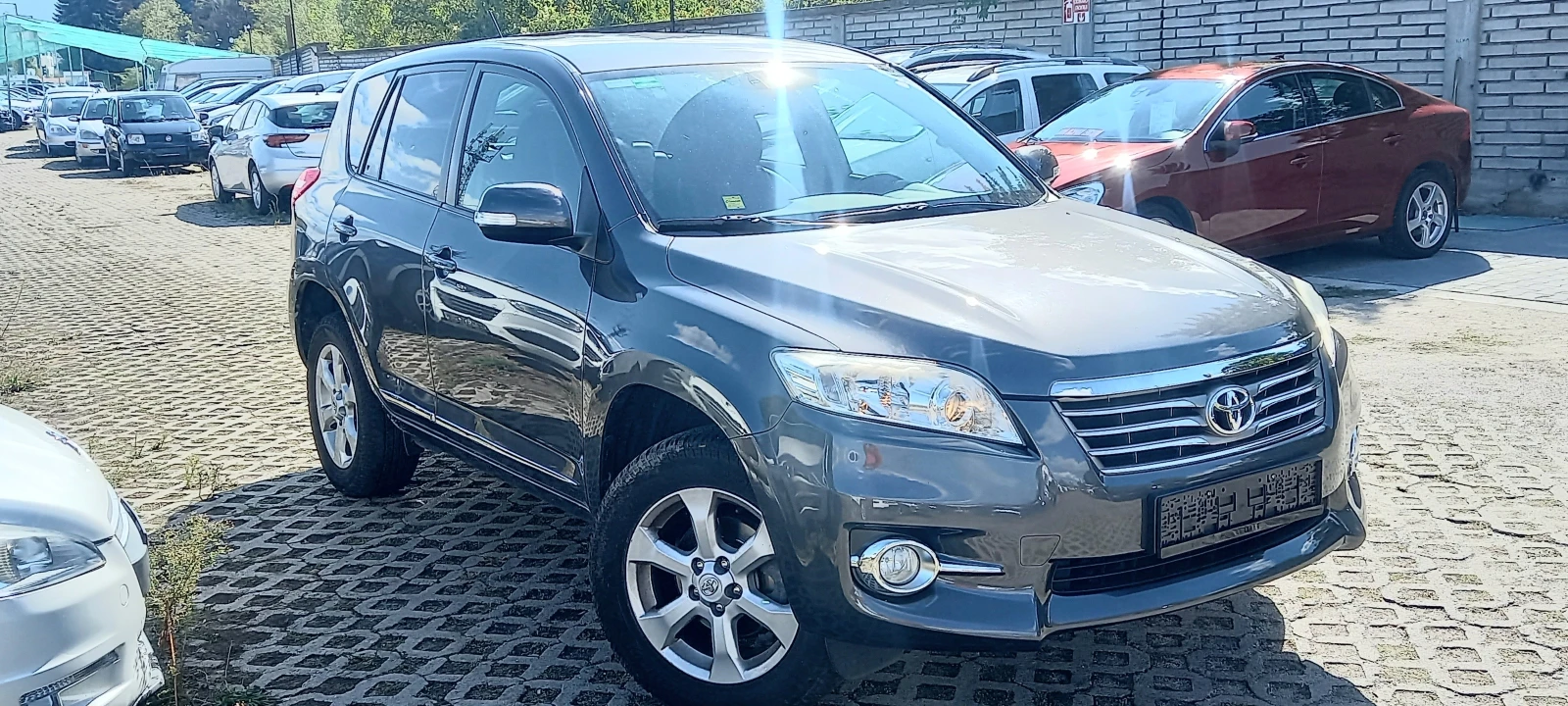 Toyota Rav4 4Х4 FULL LUXURY СЕРВИЗ КНИЖК ИЗКЛЮЧИТЕЛА РЕАЛНИ КМ - изображение 2