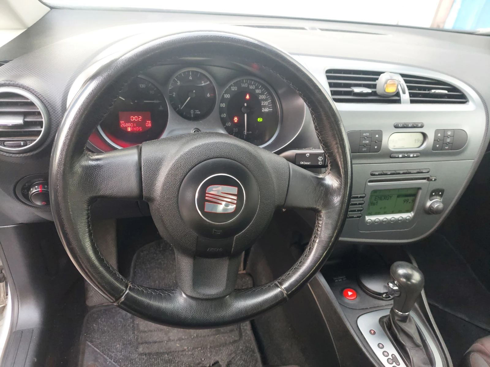 Seat Leon 2.0TDI Автомат - изображение 7