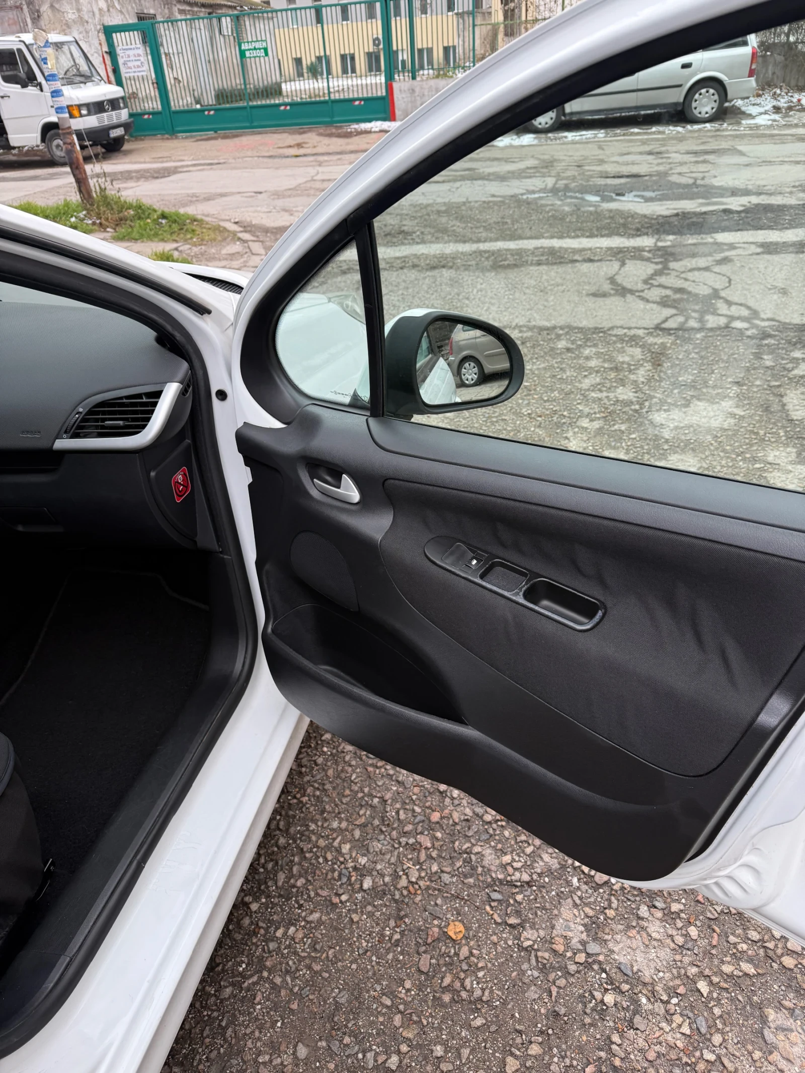 Peugeot 207 1.4, снимка 9 - Автомобили и джипове - 56154921