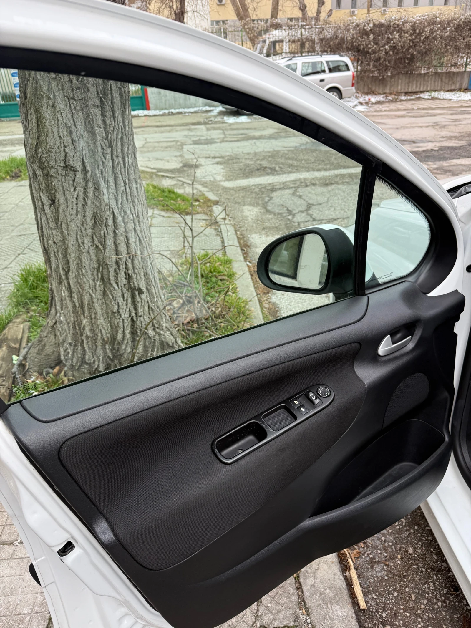 Peugeot 207 1.4, снимка 8 - Автомобили и джипове - 56154921