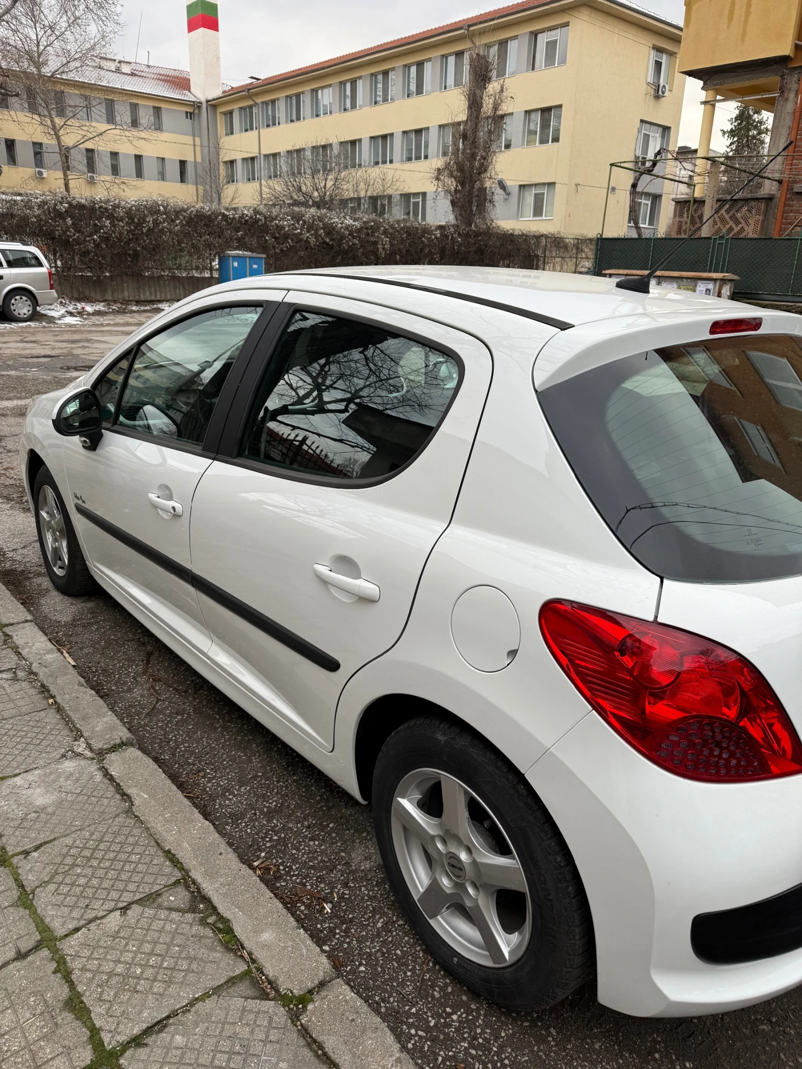 Peugeot 207 1.4, снимка 2 - Автомобили и джипове - 56154921