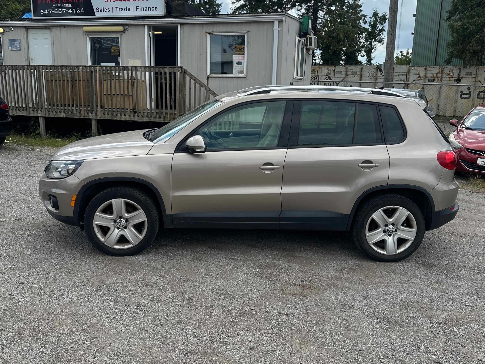 VW Tiguan * 4MOTION 4dr Auto * CARFAX * ЦЕНА ДО БГ, снимка 2 - Автомобили и джипове - 56061346