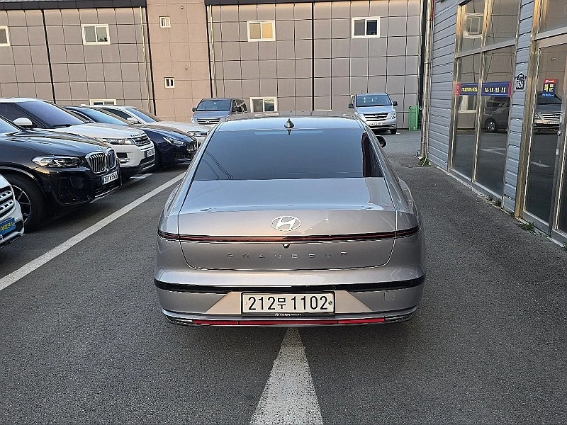 Hyundai Grandeur * PREMIUM* ДИСТРОНИК* КАМЕРА* ОБДУХВАНЕ* , снимка 5 - Автомобили и джипове - 55058551