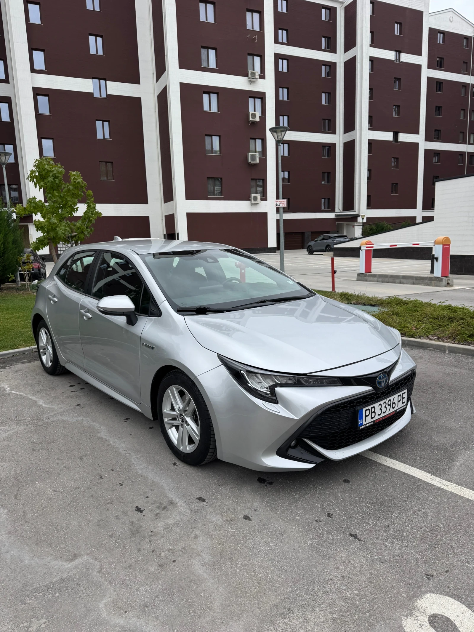 Toyota Corolla Hybrid / Carplay / Дистроник / Амбиентно , снимка 1