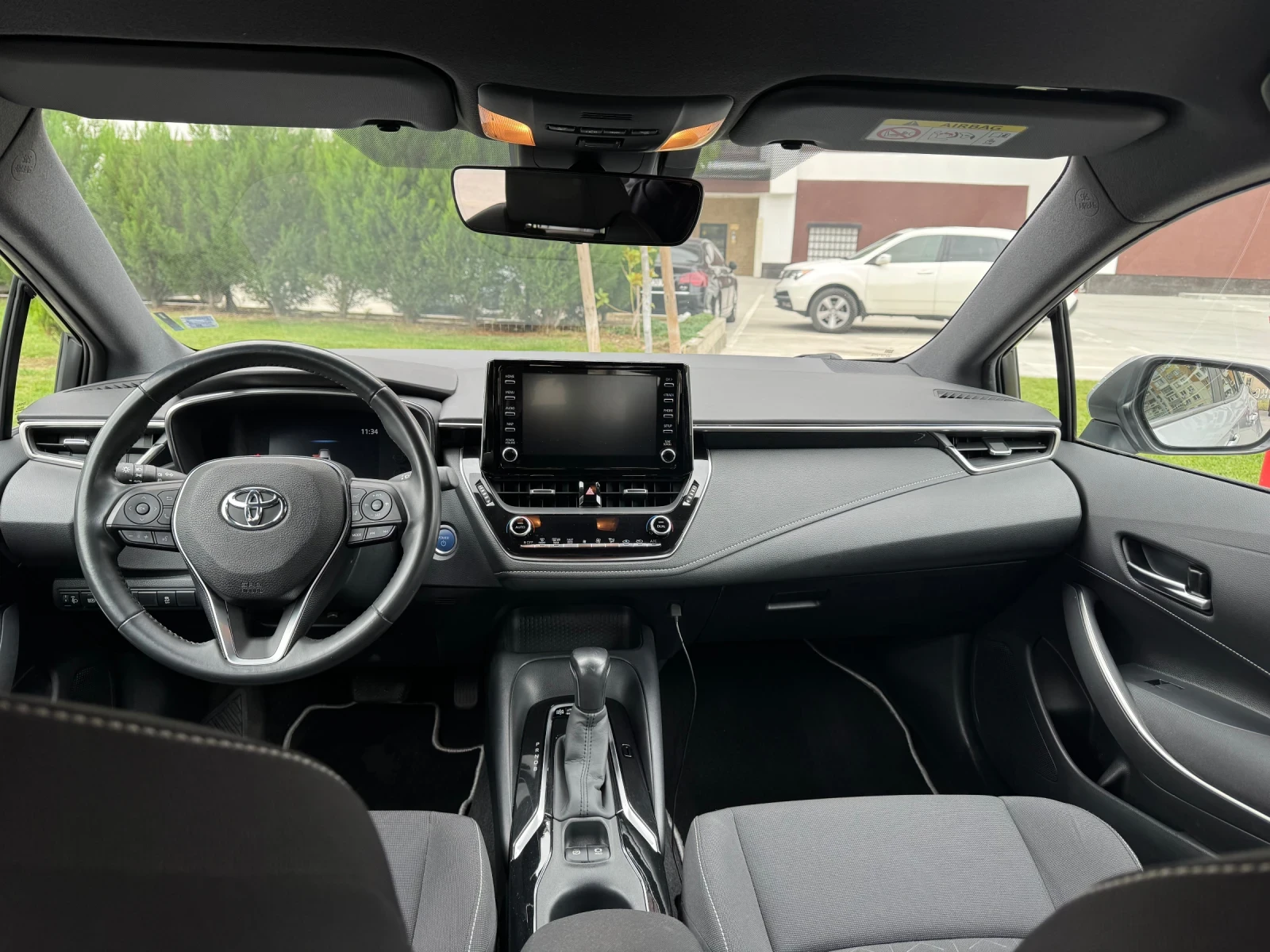 Toyota Corolla Hybrid / Carplay / Дистроник / Амбиентно  - изображение 7