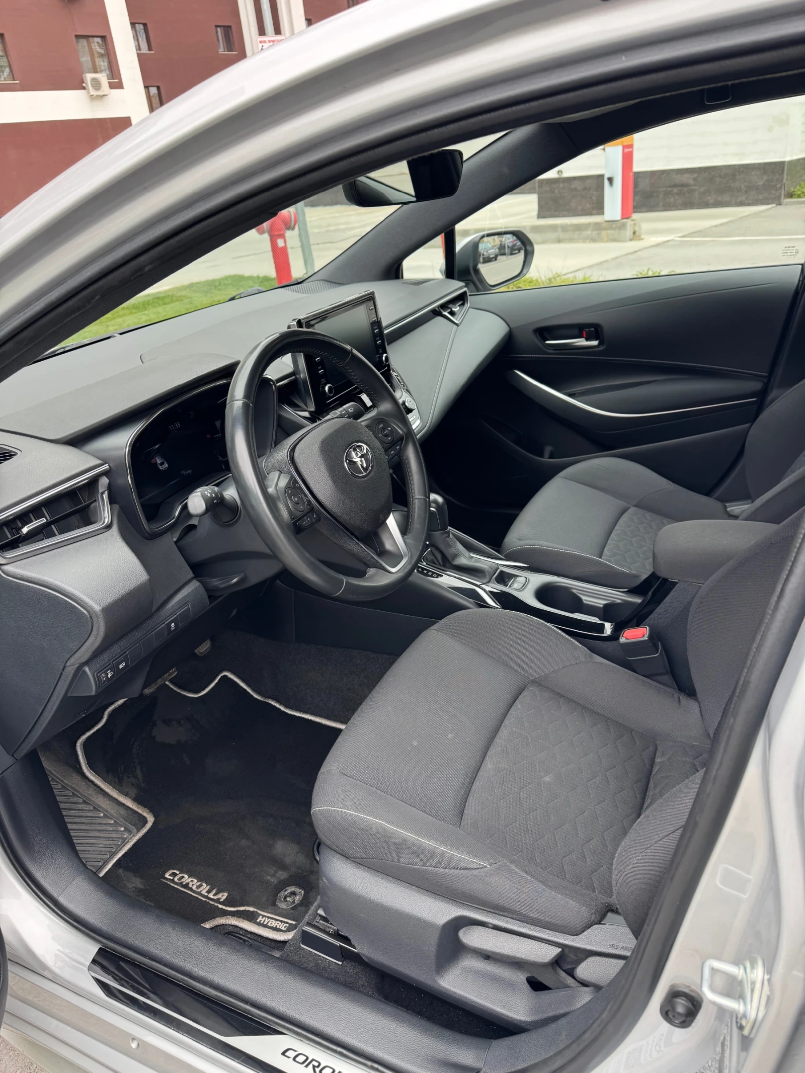 Toyota Corolla Hybrid / Carplay / Дистроник / Амбиентно  - изображение 8