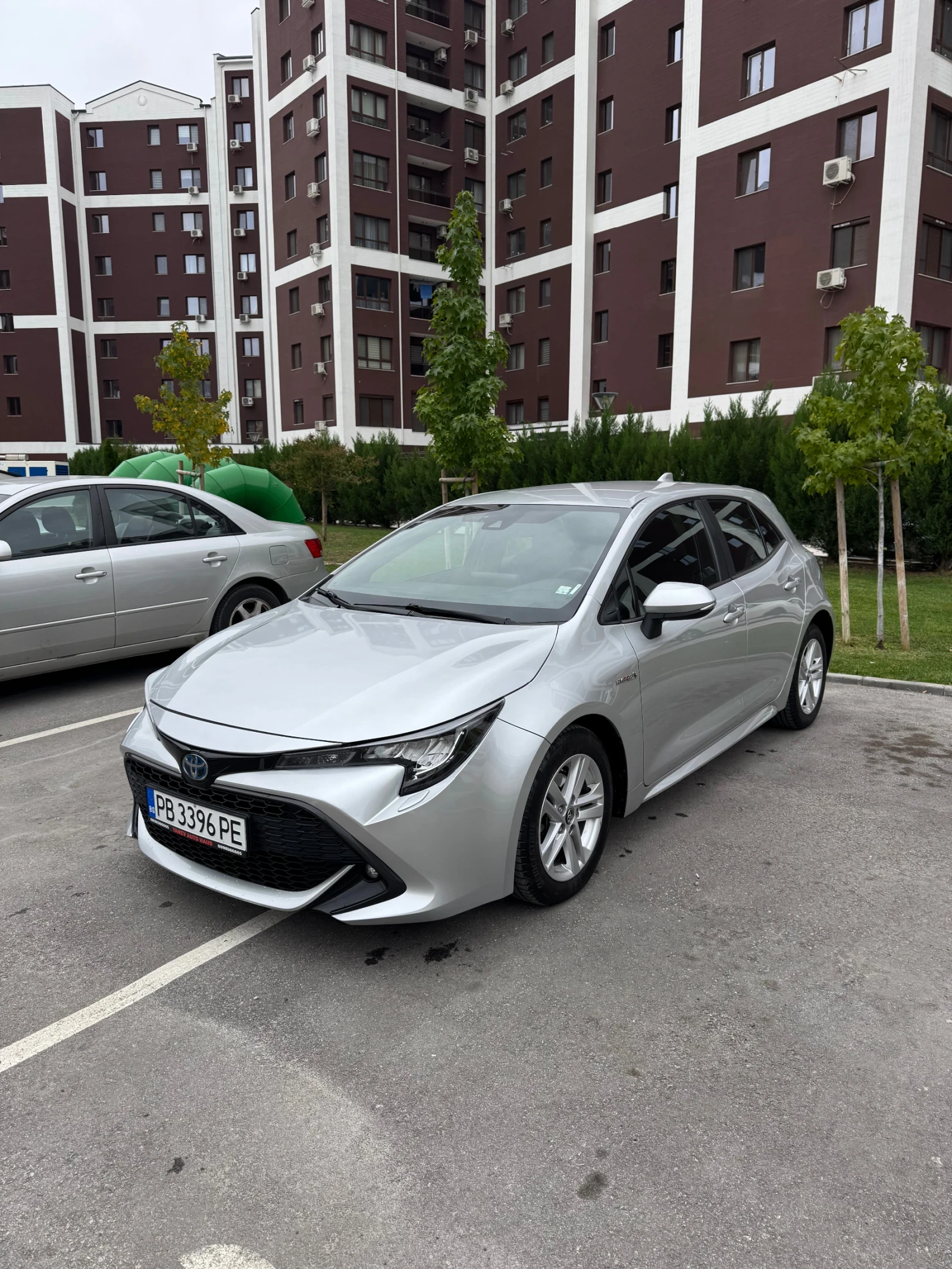 Toyota Corolla Hybrid / Carplay / Дистроник / Амбиентно  - изображение 2