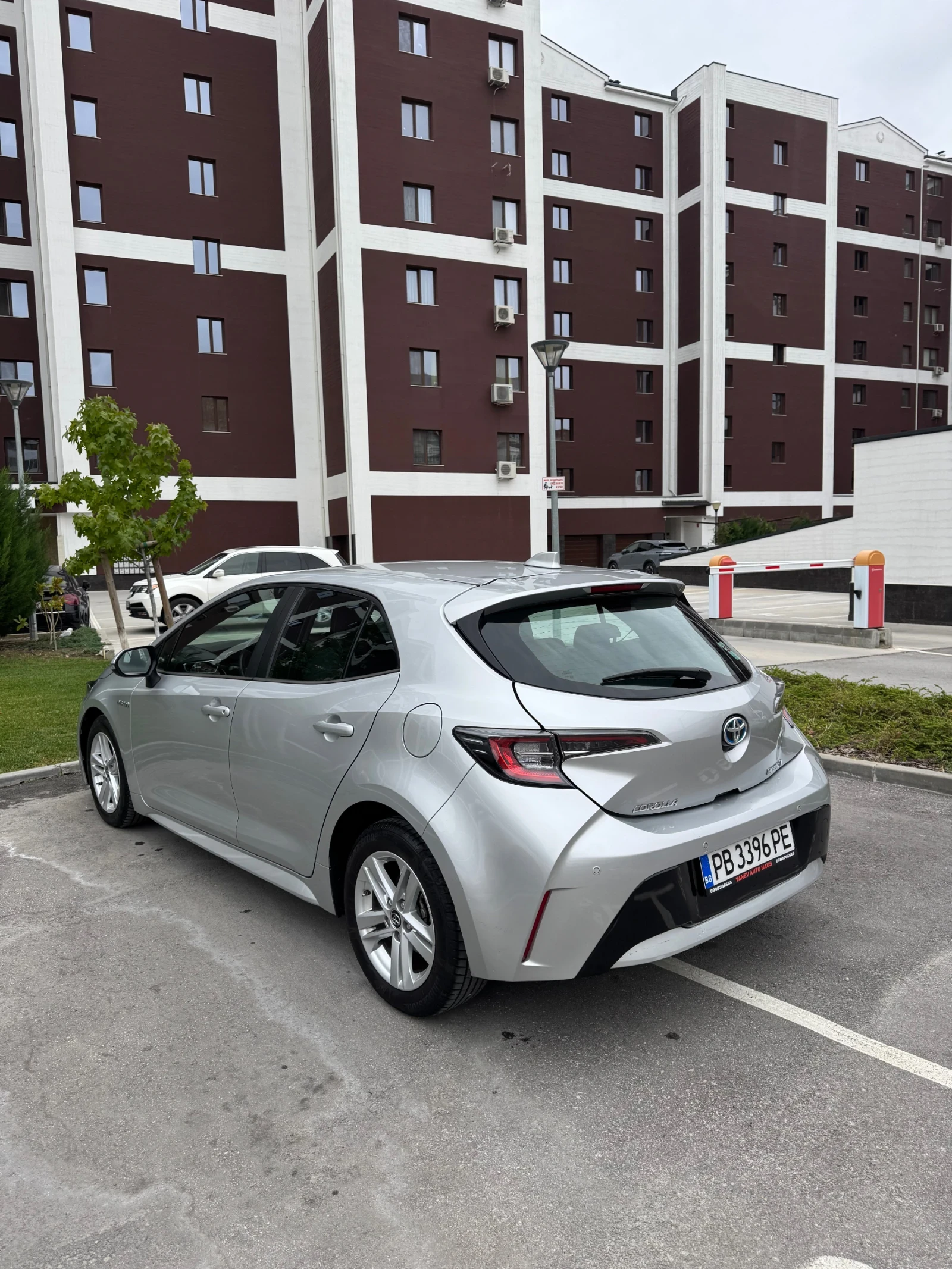 Toyota Corolla Hybrid / Carplay / Дистроник / Амбиентно  - изображение 4