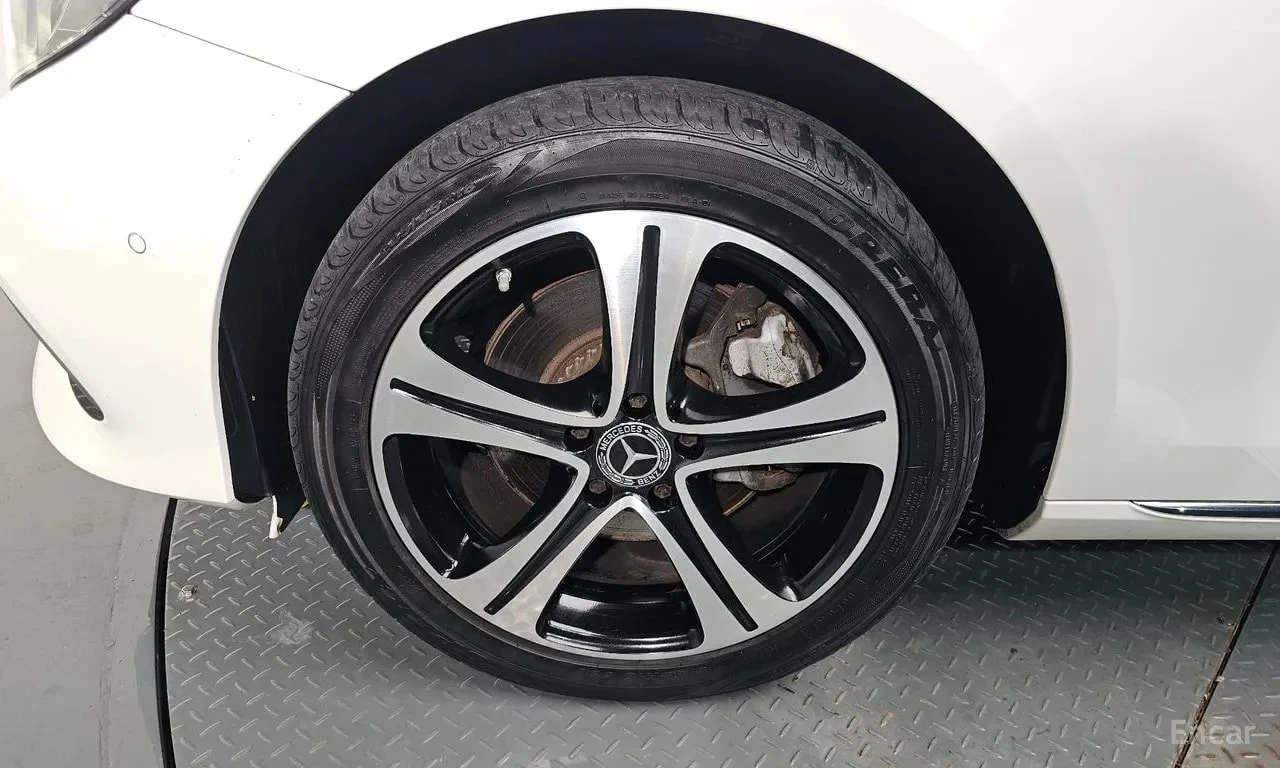Mercedes-Benz E 220 / DISTRONIC / ЦЕНА ДО БЪЛГАРИЯ , снимка 5 - Автомобили и джипове - 55843746