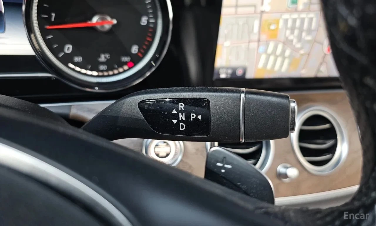Mercedes-Benz E 220 / DISTRONIC / ЦЕНА ДО БЪЛГАРИЯ , снимка 9 - Автомобили и джипове - 55843746