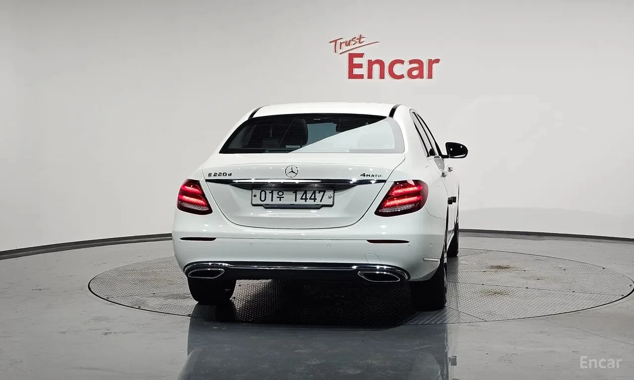 Mercedes-Benz E 220 / DISTRONIC / ЦЕНА ДО БЪЛГАРИЯ , снимка 4 - Автомобили и джипове - 55843746