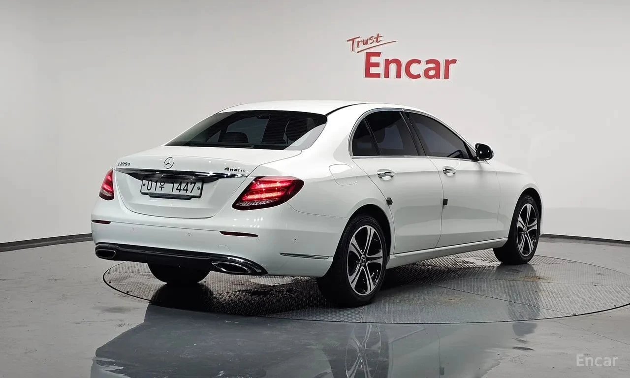 Mercedes-Benz E 220 / DISTRONIC / ЦЕНА ДО БЪЛГАРИЯ , снимка 2 - Автомобили и джипове - 55843746