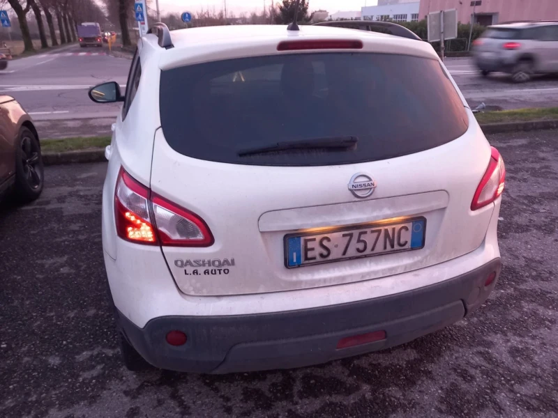 Nissan Qashqai 1.6 фул екстри, снимка 2 - Автомобили и джипове - 49588791