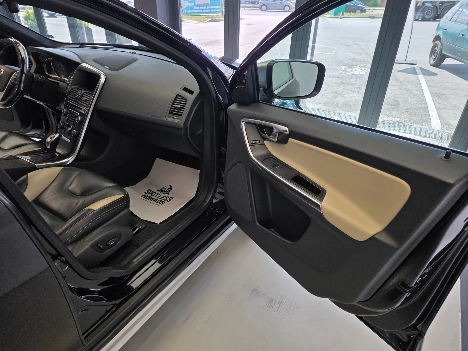 Volvo XC60 R-Design, снимка 9 - Автомобили и джипове - 55879978