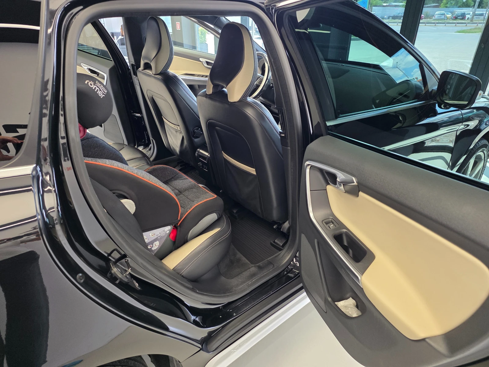 Volvo XC60 R-Design, снимка 8 - Автомобили и джипове - 55879978