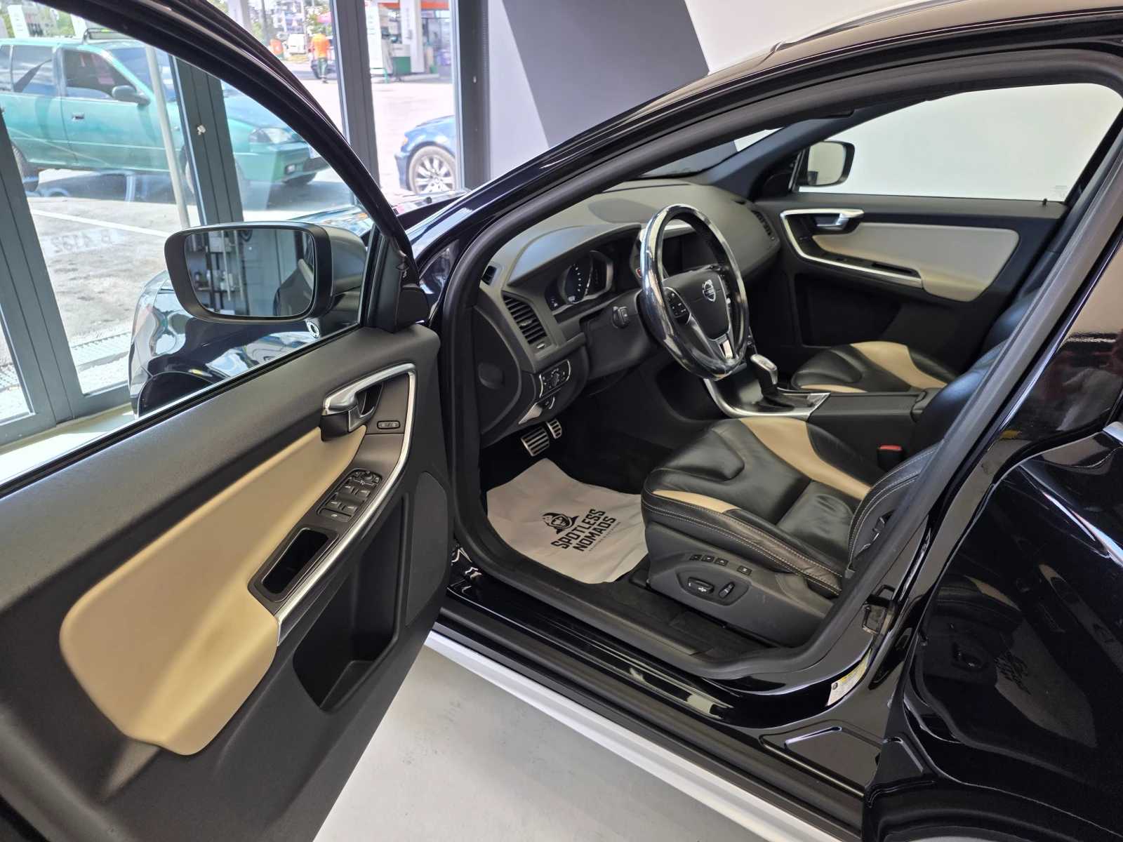 Volvo XC60 R-Design, снимка 5 - Автомобили и джипове - 55879978