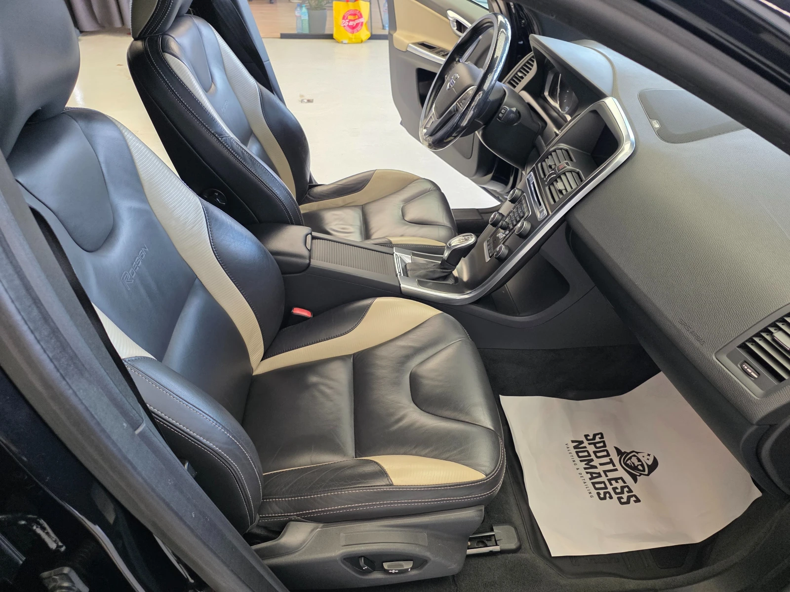 Volvo XC60 R-Design, снимка 11 - Автомобили и джипове - 55879978