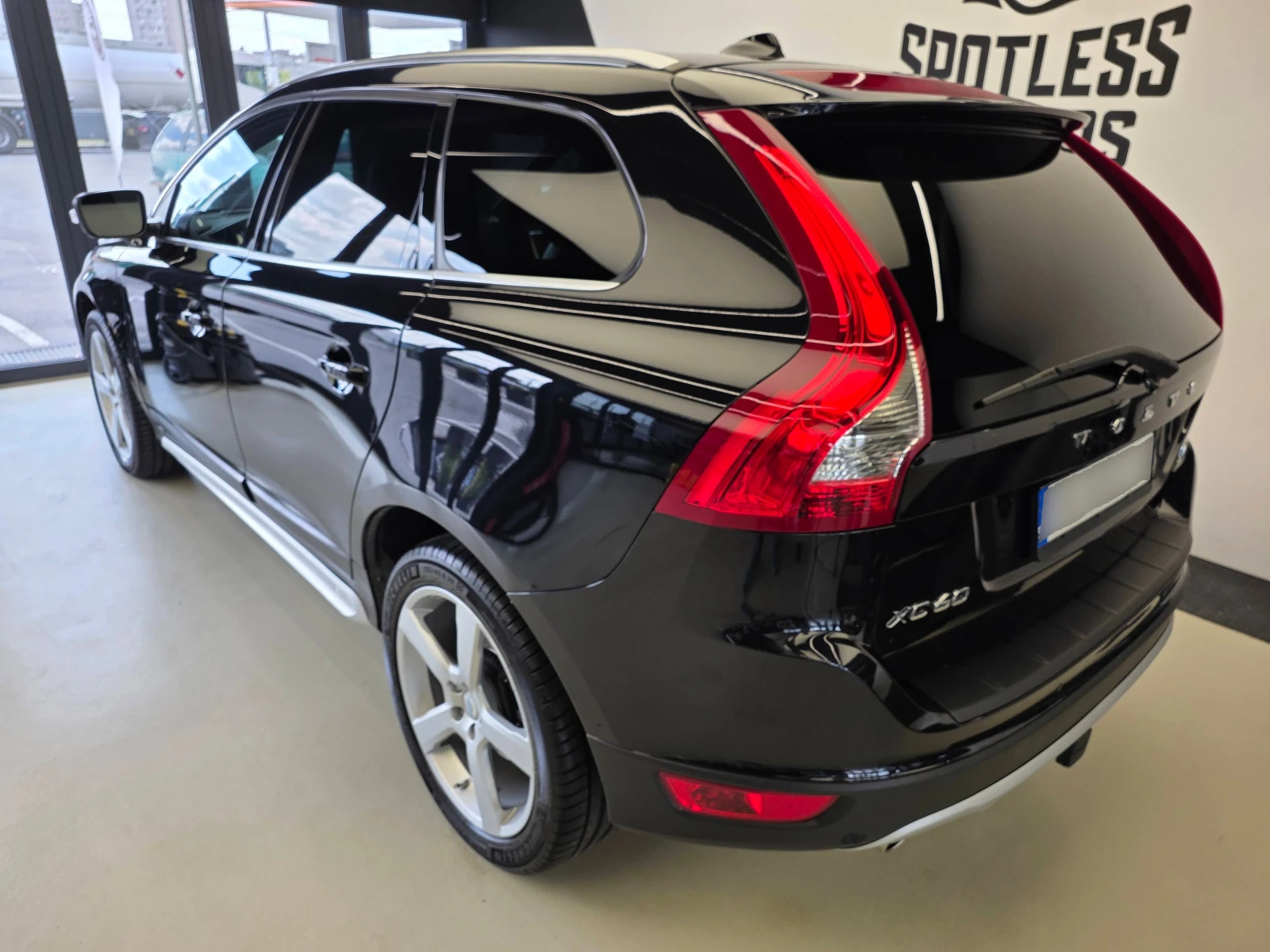 Volvo XC60 R-Design, снимка 3 - Автомобили и джипове - 55879978
