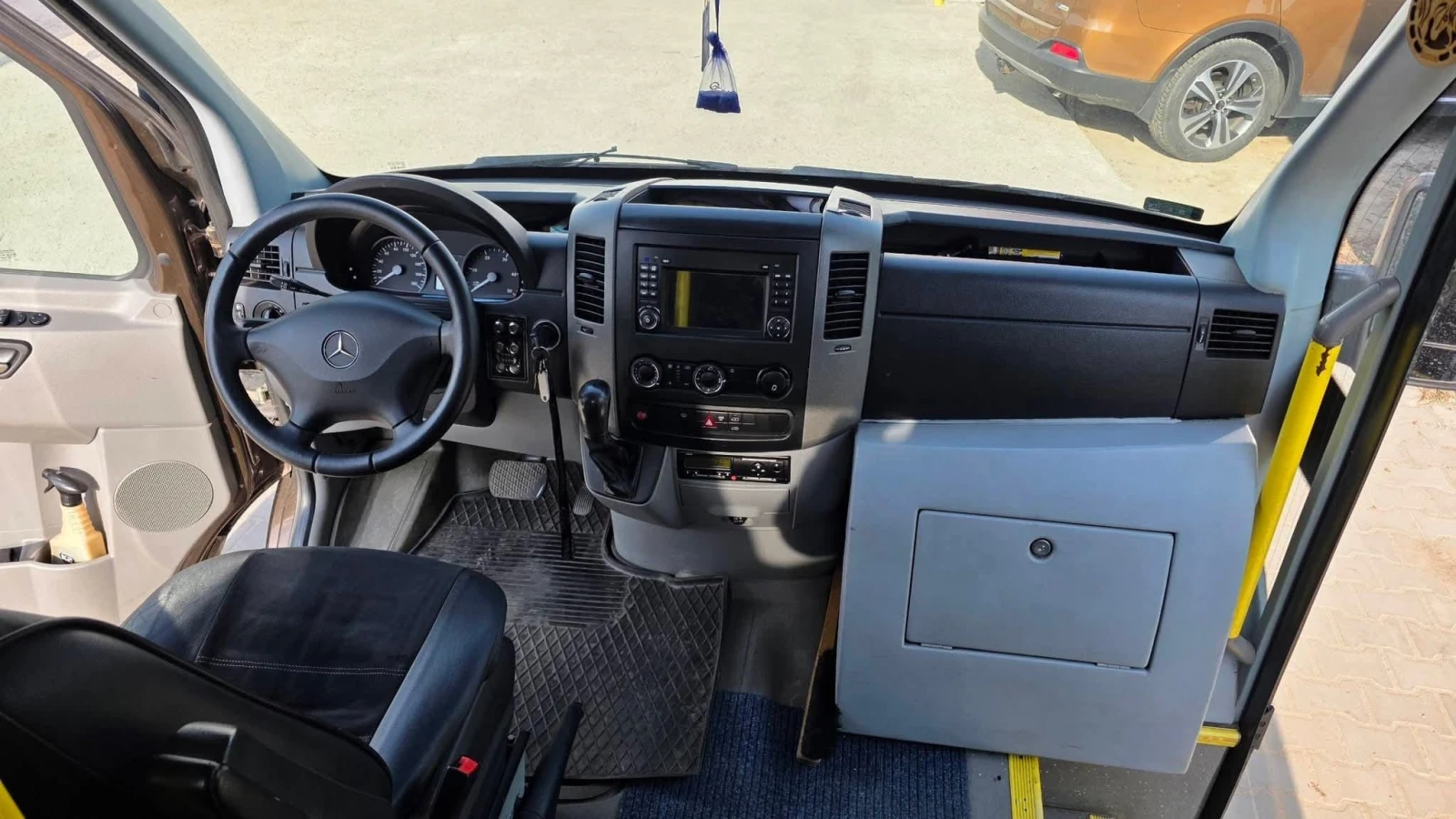 Mercedes-Benz Sprinter 519 Двоен климатик Топ състояние , снимка 6 - Бусове и автобуси - 55016884