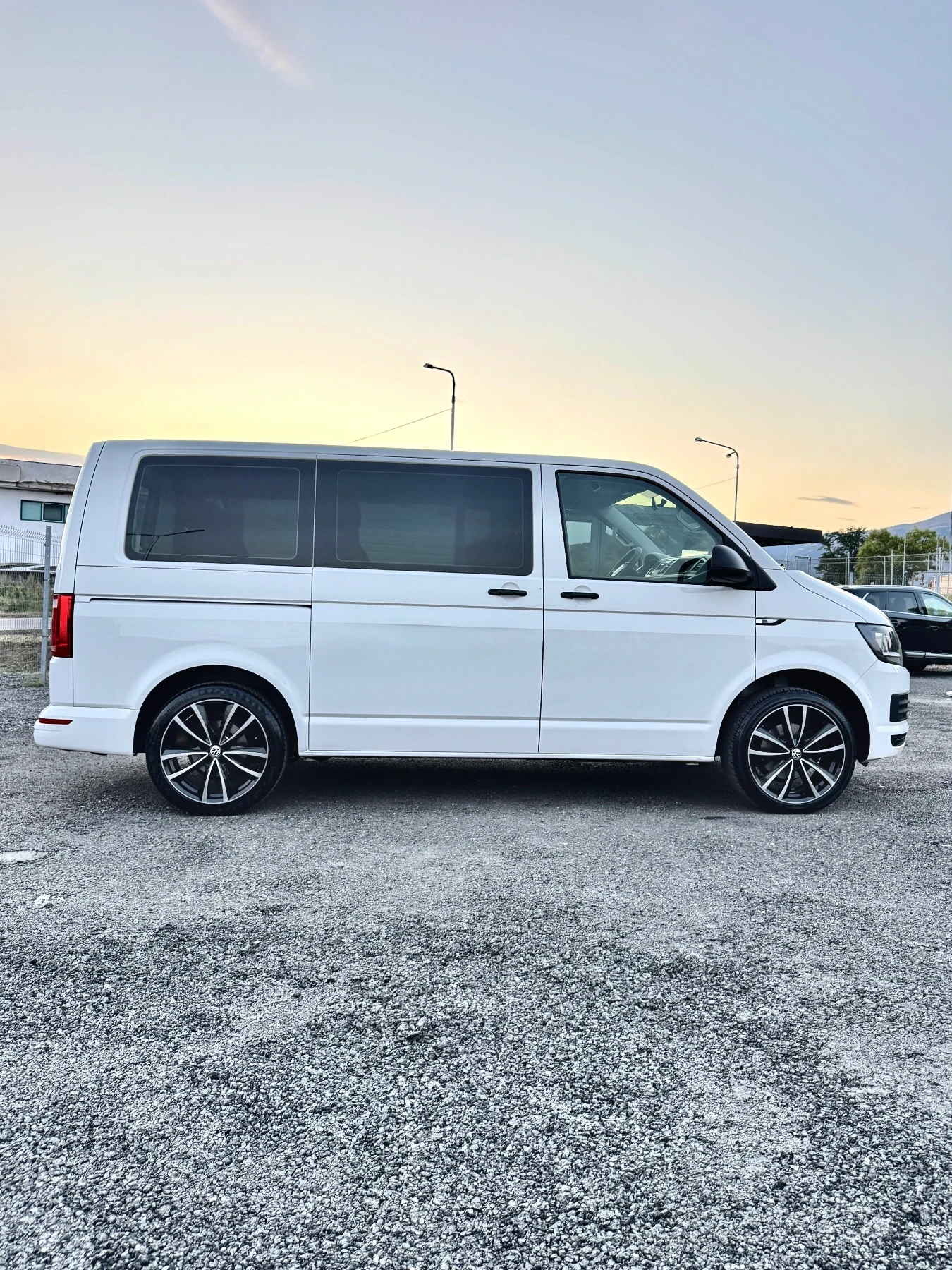 VW Multivan 2.0 TDI ! 9 места, 2х Клима, EURO 6, Теглич, Нави!, снимка 5 - Бусове и автобуси - 56136106