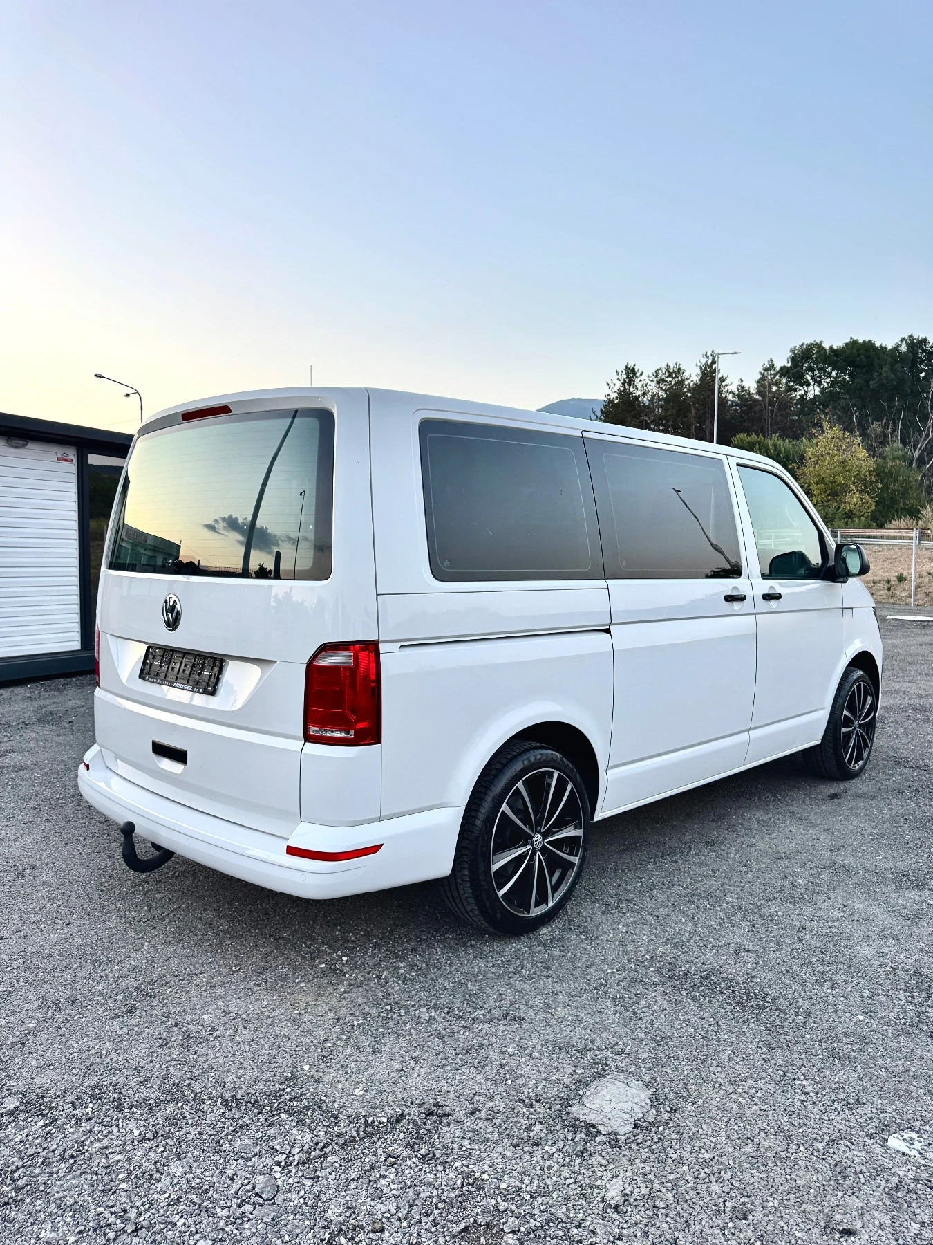VW Multivan 2.0 TDI ! 9 места, 2х Клима, EURO 6, Теглич, Нави!, снимка 6 - Бусове и автобуси - 56136106