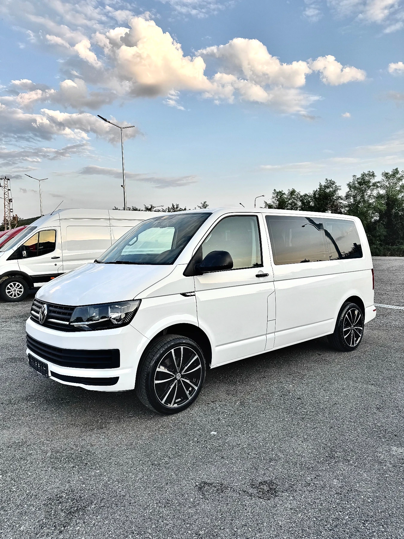 VW Multivan 2.0 TDI ! 9 места, 2х Клима, EURO 6, Теглич, Нави!, снимка 1 - Бусове и автобуси - 56136106
