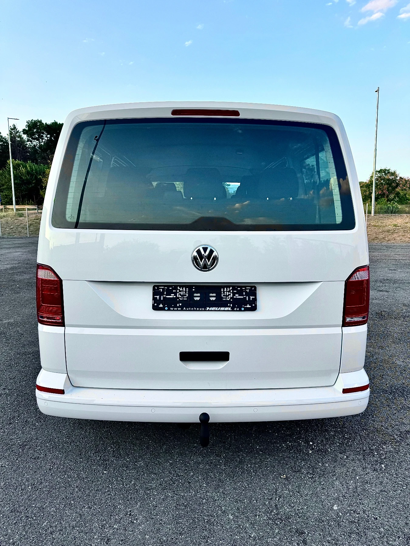 VW Multivan 2.0 TDI ! 9 места, 2х Клима, EURO 6, Теглич, Нави!, снимка 8 - Бусове и автобуси - 56136106