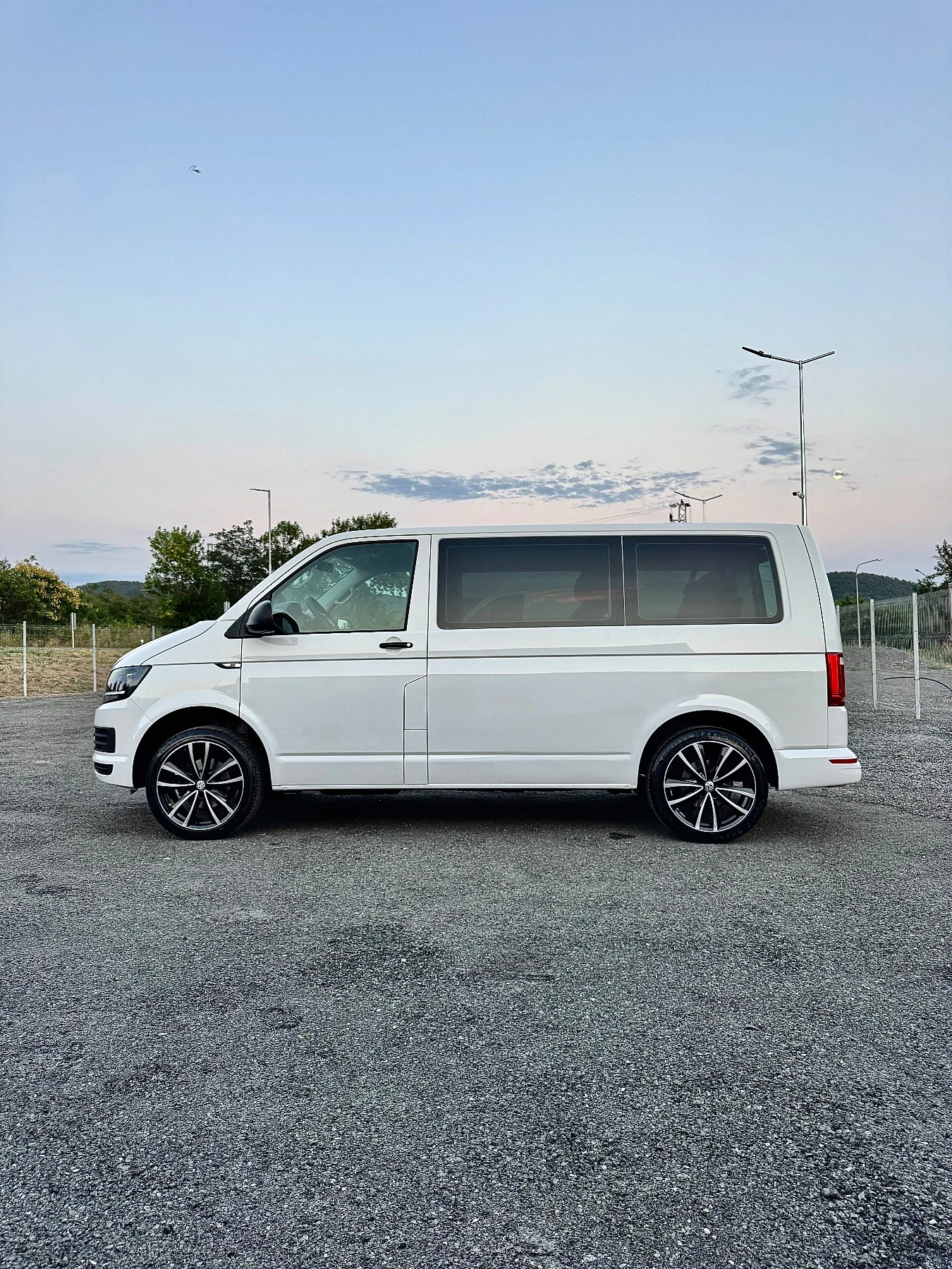 VW Multivan 2.0 TDI ! 9 места, 2х Клима, EURO 6, Теглич, Нави!, снимка 4 - Бусове и автобуси - 56136106