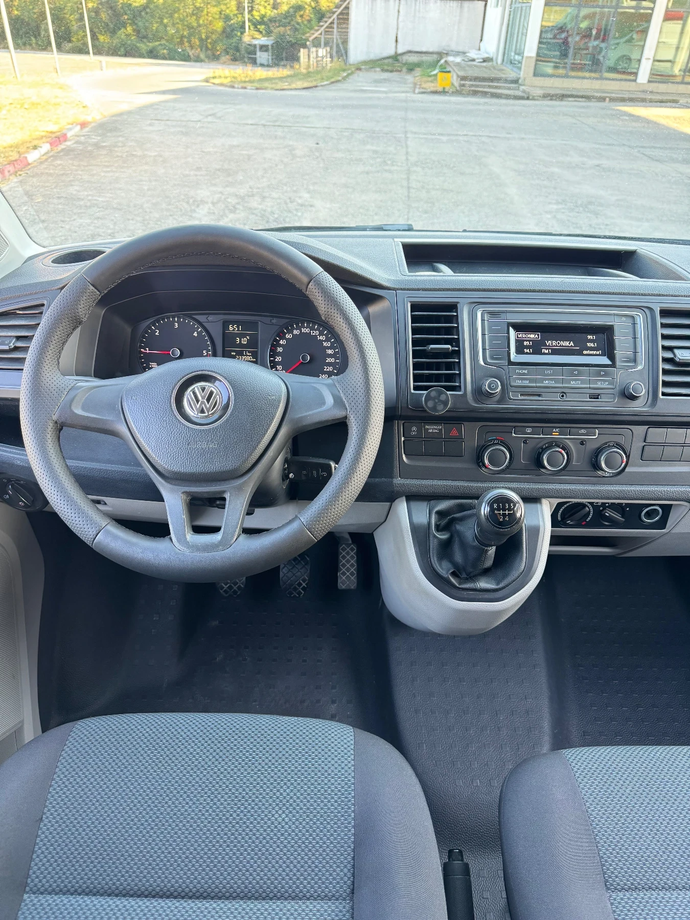 VW Multivan 2.0 TDI ! 9 места, 2х Клима, EURO 6, Теглич, Нави!, снимка 10 - Бусове и автобуси - 56136106