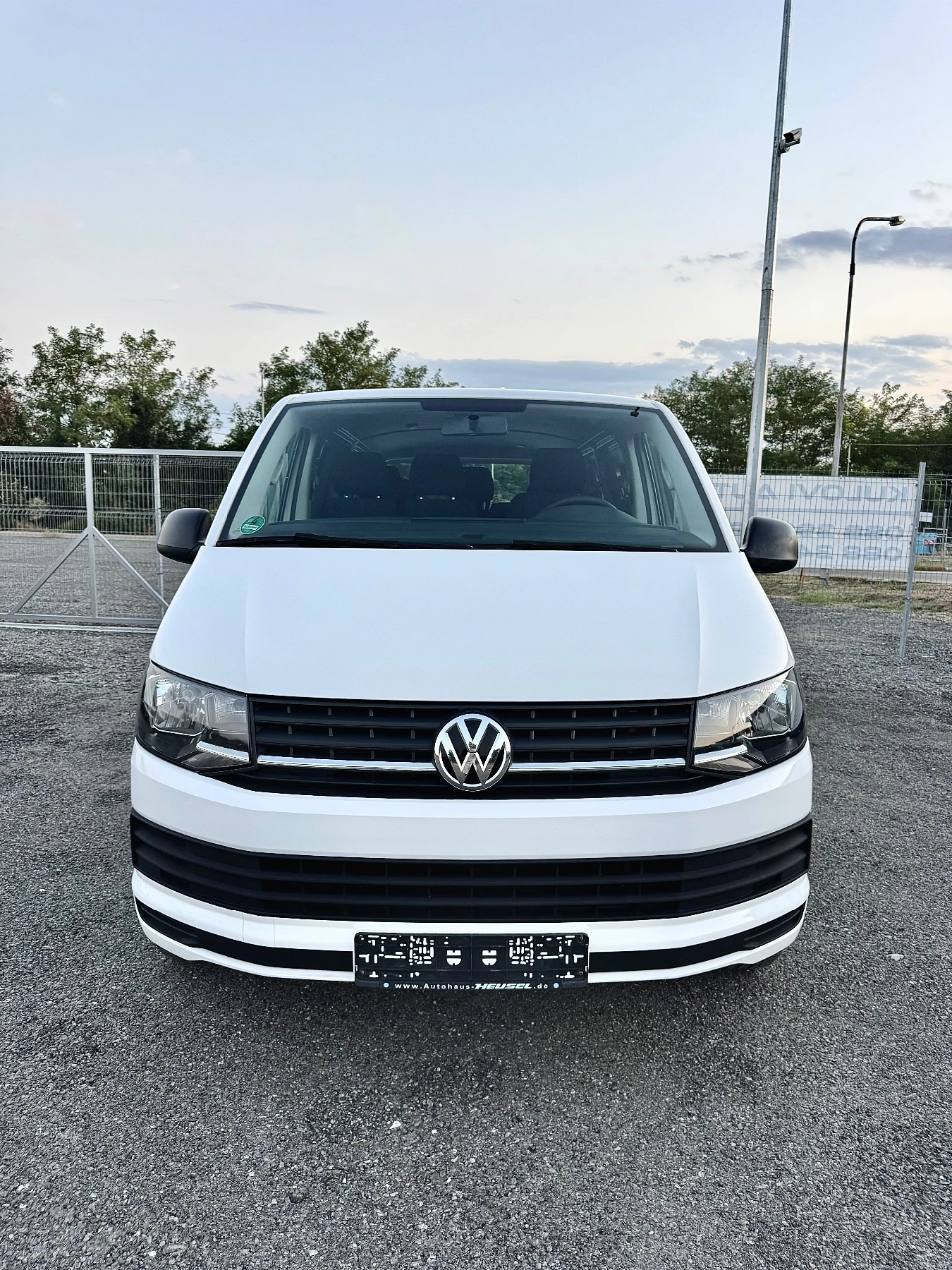VW Multivan 2.0 TDI ! 9 места, 2х Клима, EURO 6, Теглич, Нави!, снимка 2 - Бусове и автобуси - 56136106