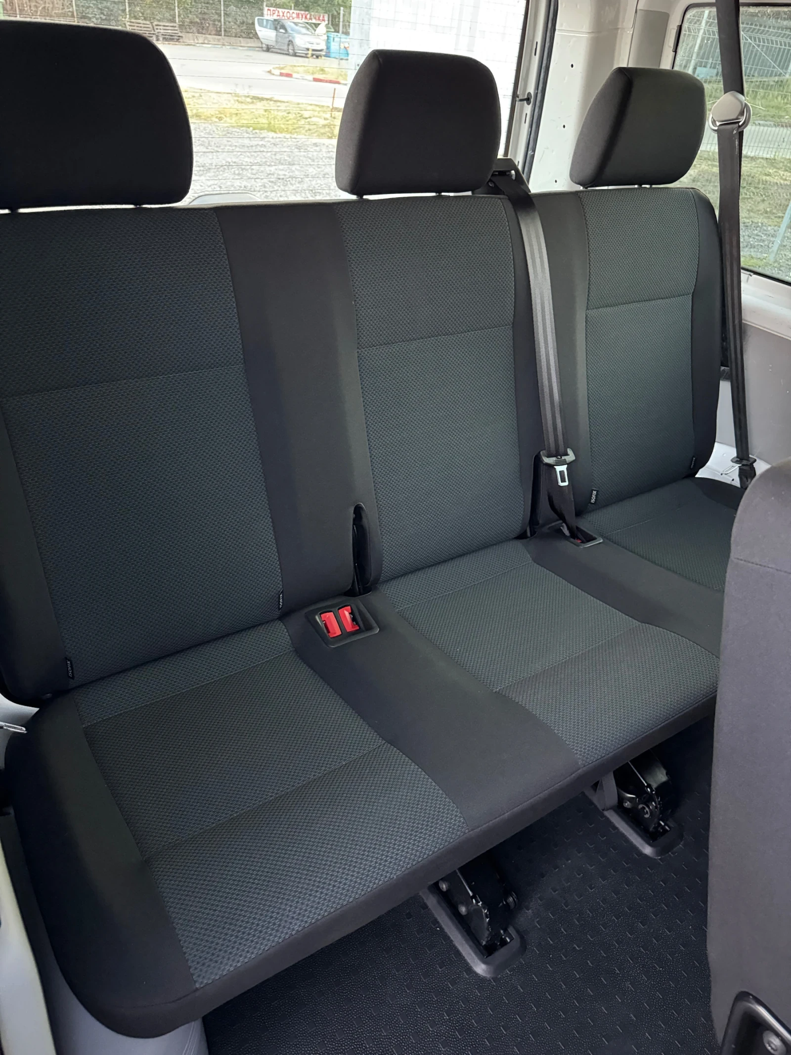 VW Multivan 2.0 TDI ! 9 места, 2х Клима, EURO 6, Теглич, Нави!, снимка 15 - Бусове и автобуси - 56136106